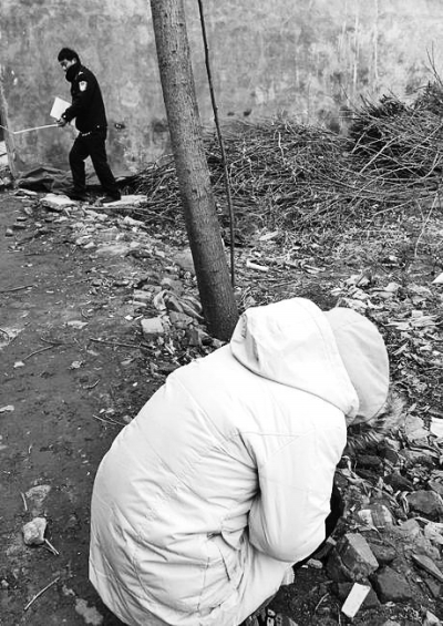 案發(fā)現(xiàn)場附近，死者的姐姐在痛哭。