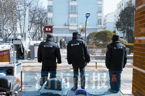 小區(qū)門(mén)口有兩撥保安把門(mén)，分屬不同的物業(yè)公司