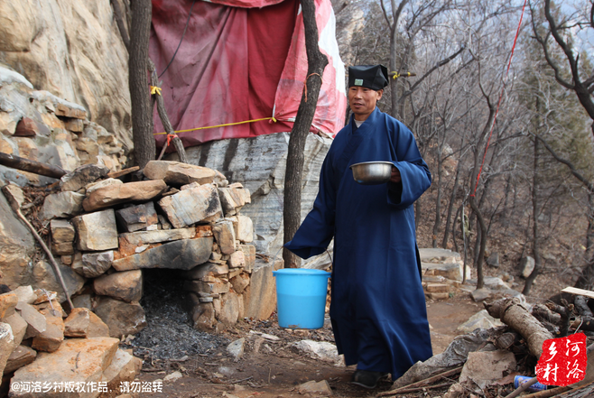 崔道長原籍東北，兩年前還只是一個(gè)普通的農(nóng)民工，領(lǐng)著交往了半年的女朋友，住進(jìn)了工棚。工棚里人員復(fù)雜，一次偶然的機(jī)會(huì)，他發(fā)現(xiàn)女朋友似乎和工頭有染，求證的過程中，挨了揍。