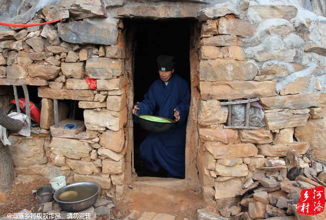 老崔走投無路中，跟著一個(gè)在嵩山后山修行的道士上了山，找了個(gè)半山腰前人堆砌出來的石屋安身。