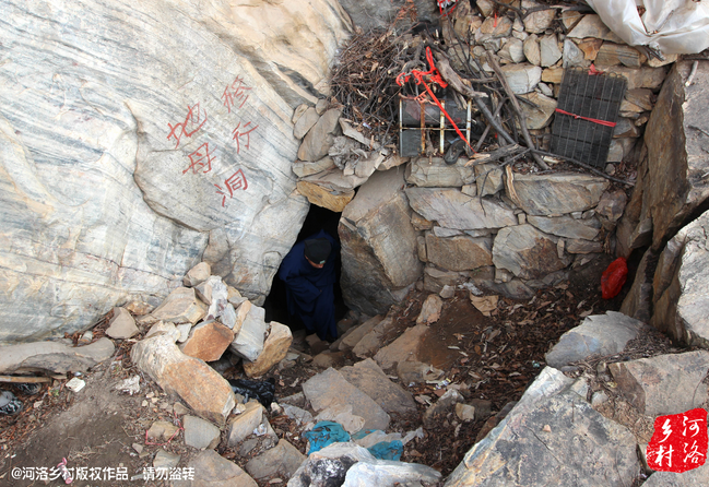 老崔說，以前就經(jīng)常半夜做夢(mèng)，夢(mèng)到女媧娘娘在召喚自己。上山以后，居住附近，竟然真的有一個(gè)地母洞，也不知是誰供奉了女媧娘娘的神像，后來這兒似乎成了老崔的獨(dú)家道場(chǎng)。