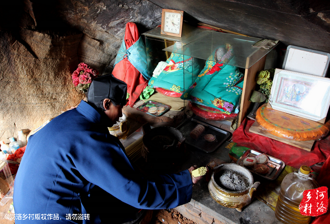 山上很少見到陌生人，所有的出家人也都有自己的生活。誦經(jīng)焚香，成了老崔的日常。