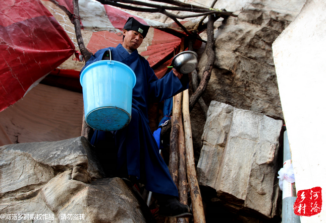 老崔居住的地方?jīng)]有通電，有了手機(jī)之后，就多了一項(xiàng)差事，隔天需要下山找地方給手機(jī)充電。一年多來，經(jīng)常上山下山，加上誦經(jīng)燒香，老崔的身體硬朗了很多，山路上行走，甚至比途經(jīng)的驢友更加迅速。