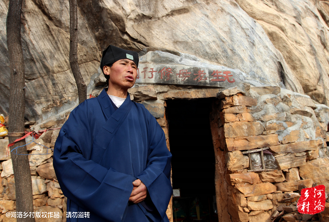 在這個(gè)山洞住多久，他沒有時(shí)間表，他說要看自己的內(nèi)心，修行夠了就離開，如果需要繼續(xù)修行，就從這里“安老病死