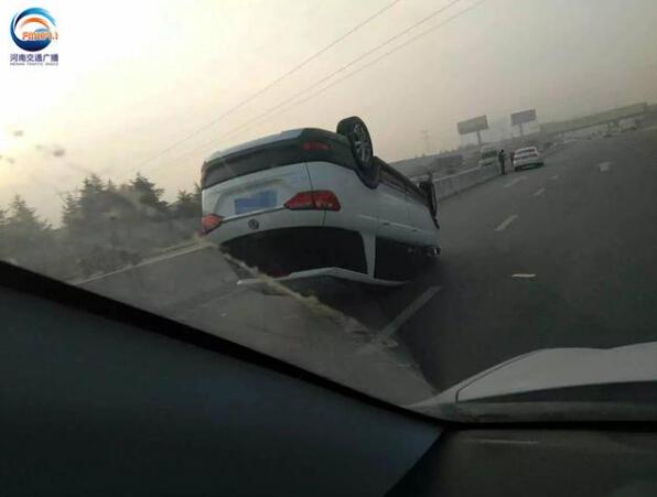 鄭州京廣快速路一輛商務(wù)車(chē)翻倒“四腳朝天”