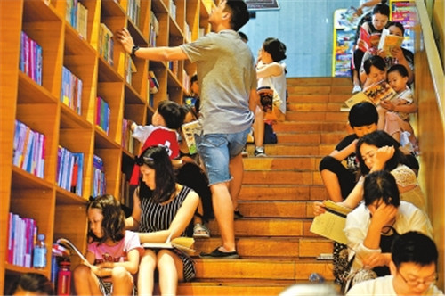 鄭州圖書館每天2萬(wàn)人來(lái)讀書 從早到晚座無(wú)虛席