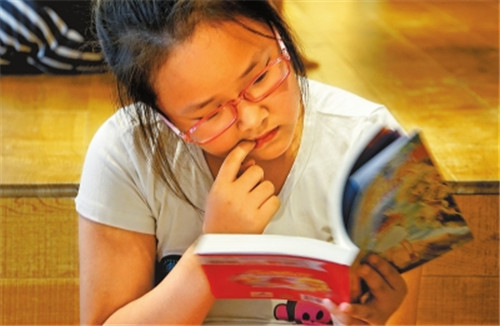 鄭州圖書館每天2萬(wàn)人來(lái)讀書 從早到晚座無(wú)虛席