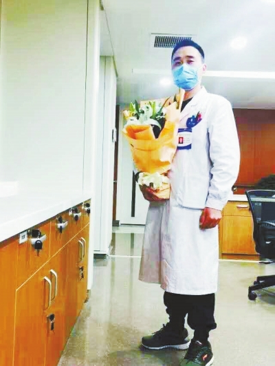 王運(yùn)明時(shí)常收到患者送來(lái)的花束，談起救人，他說(shuō)都是身為醫(yī)生應(yīng)該做的。