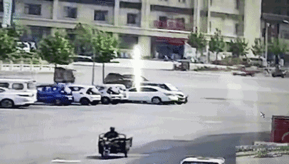 然而，這起看似簡(jiǎn)單的交通事故，接下來(lái)發(fā)生的事兒，卻讓人感到驚奇。