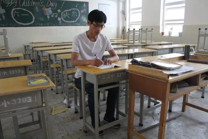 高考考點設(shè)在小學(xué)網(wǎng)友擔心桌椅矮 教體局回應(yīng)