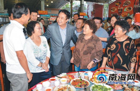 1月1日，省委書記、省人大常委會(huì)主任羅保銘在三亞調(diào)研。圖為在三亞春園海鮮大排檔，羅保銘來到用餐的游客中間，了解他們在三亞的旅游感受，并認(rèn)真聽取大家的意見和建議。本報(bào)記者 王凱 攝