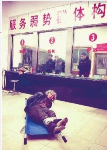 1月7日23點50分，長沙市救助管理站大廳，一名老年流浪者躺在擔(dān)架上，無助地看著記者。