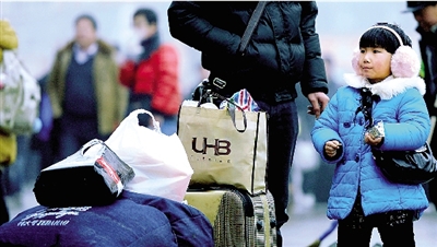 昨天上午，一名隨家長(zhǎng)回老家的小女孩在等候進(jìn)站。