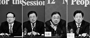 昨天，國(guó)務(wù)院深化醫(yī)藥衛(wèi)生體制改革領(lǐng)導(dǎo)小組辦公室負(fù)責(zé)人王保安、孫志剛、馬曉偉、胡曉義（從左至右）就“醫(yī)藥衛(wèi)生體制改革”有關(guān)問題回答記者提問。記者王鵬/攝