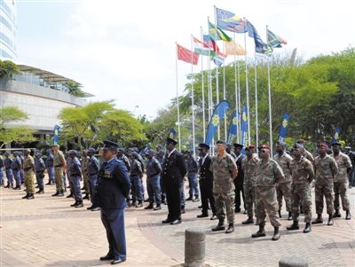 3月23日，南非警員參加德班峰會安保動員會。為確保峰會安全，南非政府從全國抽調(diào)3000名警察加強(qiáng)安保。 新華社發(fā)