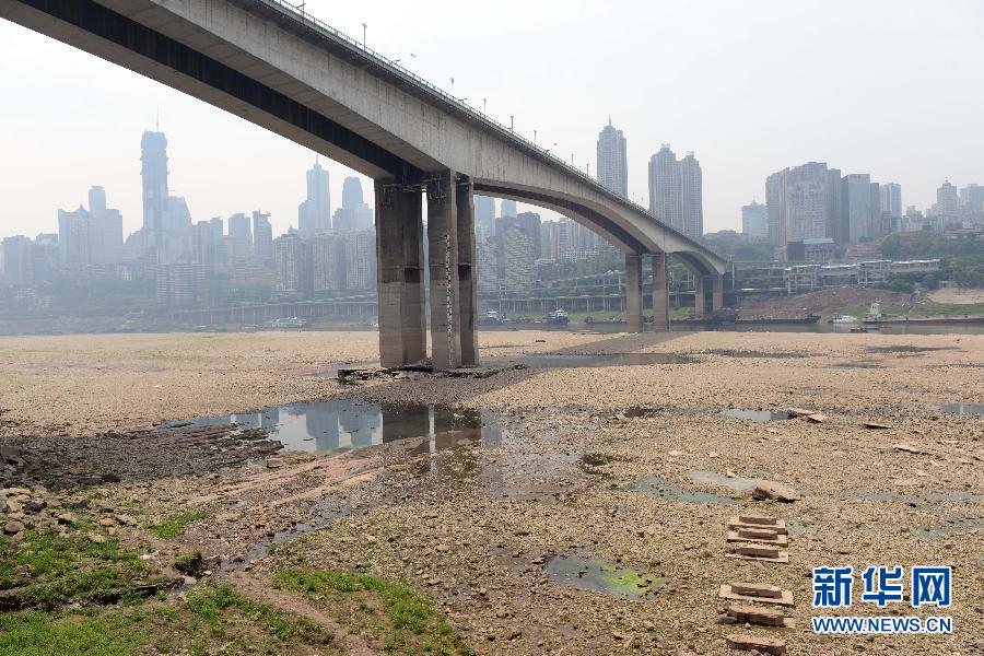 重慶黃花園大橋下大面積江灘裸露(5月4日攝)。
