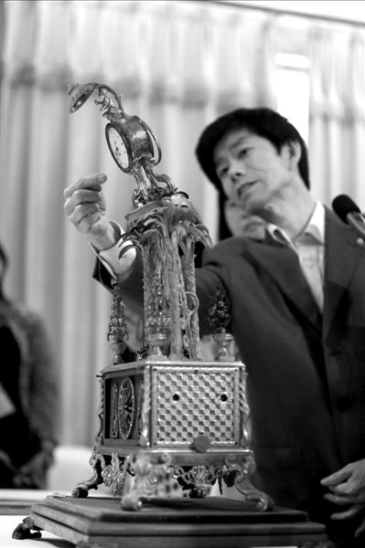 昨天，故宮文物修復(fù)專家向記者介紹“人打鐘”的損壞情況。圖/CFP