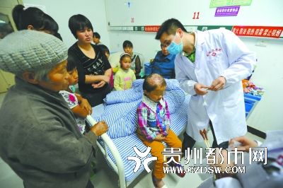 醫(yī)生為小麗作檢查。