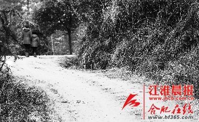 2月21日，媽媽帶著小雪離開了村子。 晨報(bào)記者 高博 攝