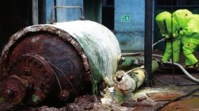 5月19日，中鹽湖南株洲化工集團(tuán)有限公司廠區(qū)，消防戰(zhàn)士穿著重型防化服對(duì)泄漏點(diǎn)及周圍進(jìn)行處置。圖/讀者高先生