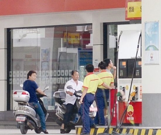 加油站工作人員拒絕給助力車(chē)加油