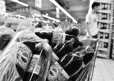 昨日，浙江省杭州市，在一家超市里拍攝到的百事可樂。近日，百事可樂再次遭遇“致癌風波”。圖/CFP