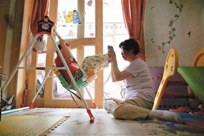 6月14日，未婚媽媽于軍的家里，她正在陪女兒悅悅玩耍。悅悅4歲了，因為沒有爸爸的信息而始終上不了戶口。