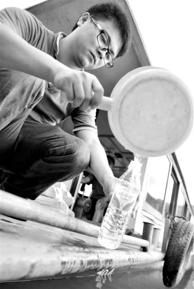 昨日，合面獅段水域，工作人員在取水檢測(cè)。據(jù)新華社