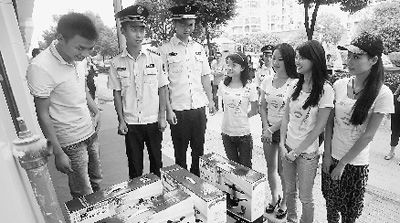 “美女執(zhí)法”。