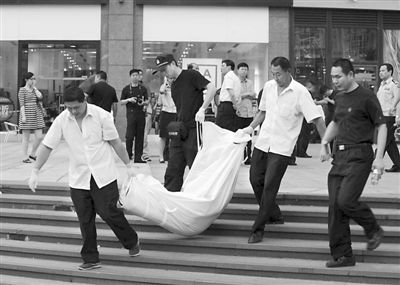 昨日,朝陽(yáng)區(qū)青年路大悅城東側(cè),一男子持刀行兇致兩人死亡。經(jīng)初步審查,嫌疑人自稱孝某(男,27歲,山東省沂水縣人),有精神病。目前,北京警方正聯(lián)系兩名受害人的親友。新華社發(fā)