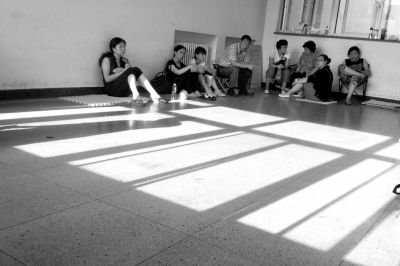 女童的家屬在醫(yī)院走廊中等待。京華時(shí)報(bào)記者趙思衡攝