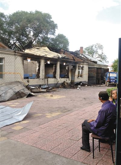 7月27日，海倫聯(lián)合敬老院內(nèi)，幾名老人看著對面被燒毀的特護(hù)病房。新京報記者 涂重航 攝