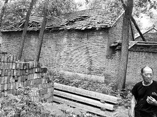 嫌疑人父母時(shí)常外出反映問題，家里的房子已破爛不堪。