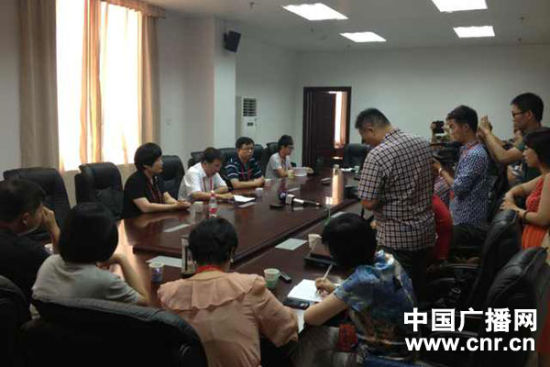 試卷原件展示前向媒體說明情況，并要求媒體不能拍照或攝像