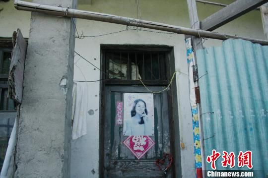 圖為嫌犯租住的民房，當(dāng)天受害人即攀在門(mén)上的窗口對(duì)外呼救。 吳佳蔚 攝