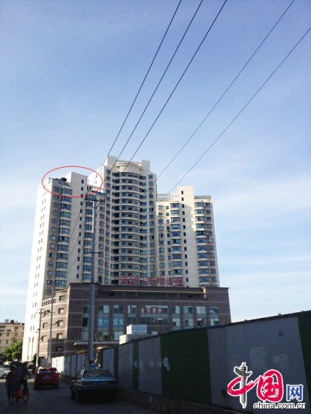 2013年8月14日，江蘇蘇州蘇州市三香大廈高樓18層樓頂東側陽臺上的“蘇州園林”式別墅，兩座涼亭和兩道回廊，飛檐翹角，一派蘇州園林的氣勢。中國網(wǎng)圖片庫李俊鋒攝影