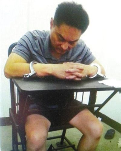 韓磊被控制時接受警方訊問。本組圖片為視頻截圖