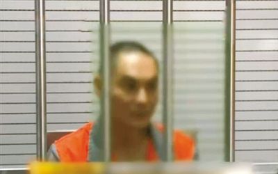 涉嫌窩藏罪的李明在接受訊問。