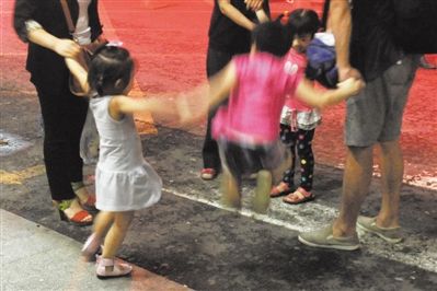 2012年8月1日晚，北京兒童醫(yī)院，三個(gè)來自廊坊的小女孩在玩耍，她們都被幼兒園老板性侵害。本版攝影/新京報(bào)記者 尹亞飛