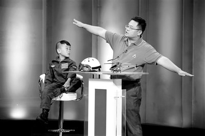 9月6日，“鷹爸”和多多在北京科影制片廠錄制一檔節(jié)目。