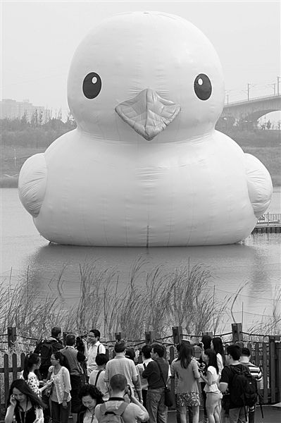 前日，大黃鴨首秀時(shí)，皮膚發(fā)皺、嘴巴尖尖朝下嘟，顯得頗為“委屈”。