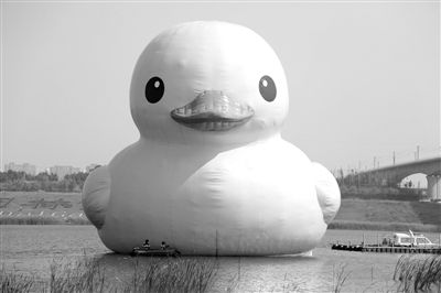 昨日，經(jīng)過(guò)連夜修正，大黃鴨的嘴部已恢復(fù)變寬，和在香港展出時(shí)看起來(lái)一樣。