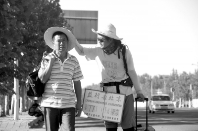 徒步旅途的第77天，雷闖與父親一起前行。雷闖供圖