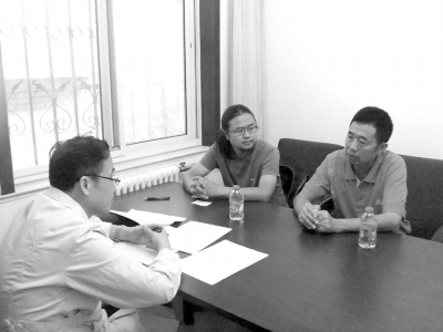 9月13日下午，雷闖(中)與父親在國家衛(wèi)計委遞交建議信，與衛(wèi)計委工作人員交流?！±钻J供圖