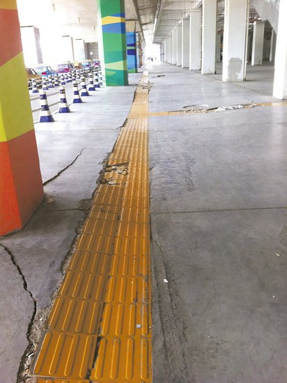 在溫嶺火車站架空層，由于沉降產(chǎn)生的裂縫到處可見(jiàn)。