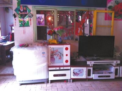 麻永東屋里的家具電器仍是嶄新的。