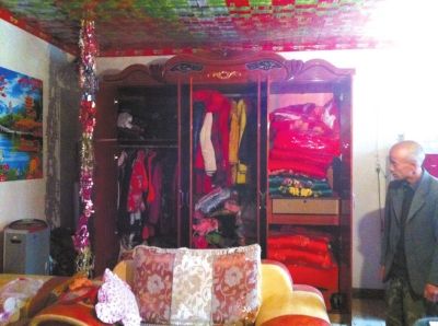 大衣柜里掛滿了各式衣服和挎包。