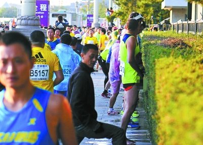 北京馬拉松“尿紅墻” 集體噓噓是傳統(tǒng)？