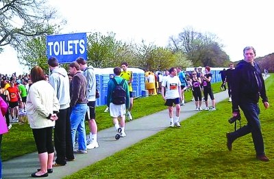 北京馬拉松“尿紅墻” 集體噓噓是傳統(tǒng)？