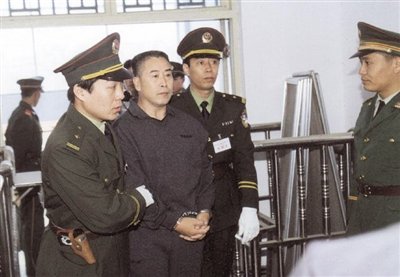 2000年9月30日，河南商丘，胡萬(wàn)林被法警押上法庭。